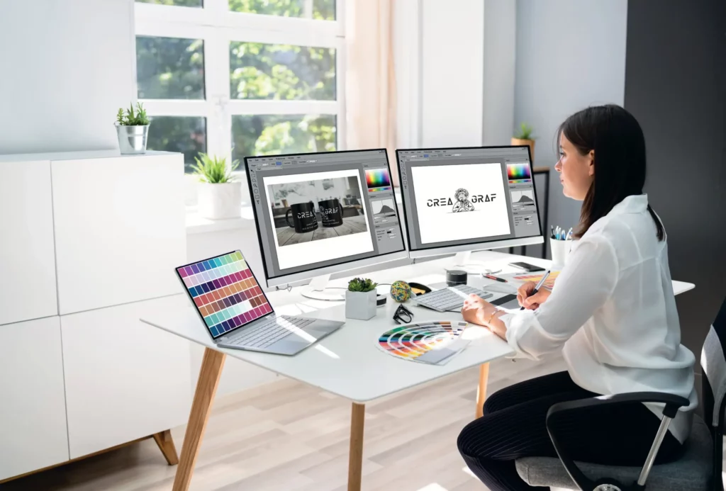 Une graphiste à Étaples qui travaille sur des visuels.